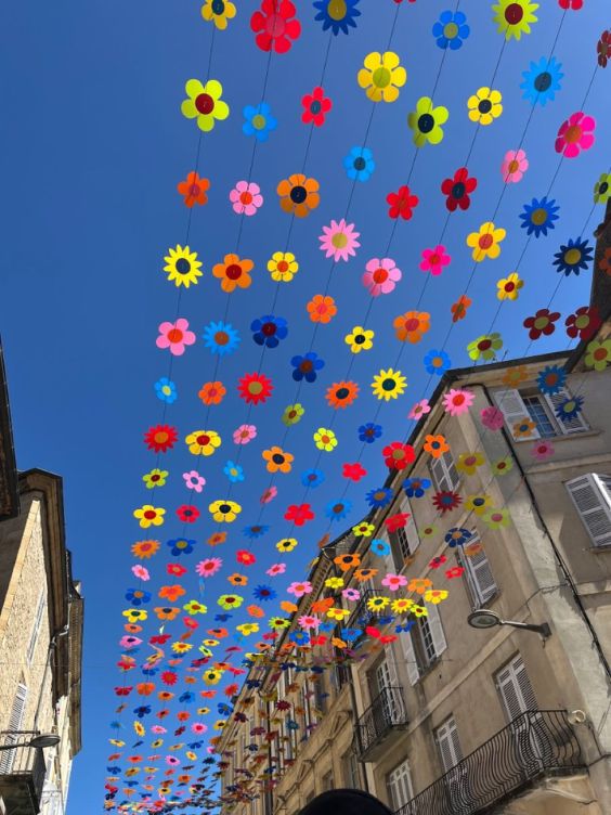 guirlande de fleurs suspendue dans la rue / visiondeco